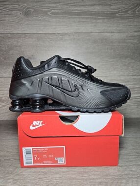 Nike Shox R4 Triple Black  CW2626-003 GS Size 7 Youth / 8.5 Womens New With Box